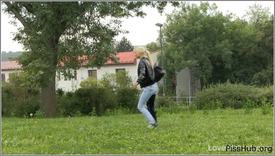 Wet Girl Next Door - Silviadellai, Silvia In Prague, MPEG-4 (646 MB | 2025) (piss wet)