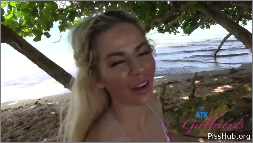 Dirty Tinkle - Girlfriend Peeing On Hawaii Beach, Bella Rose, MPEG-4 (371 MB | 2025) (urine over panties)