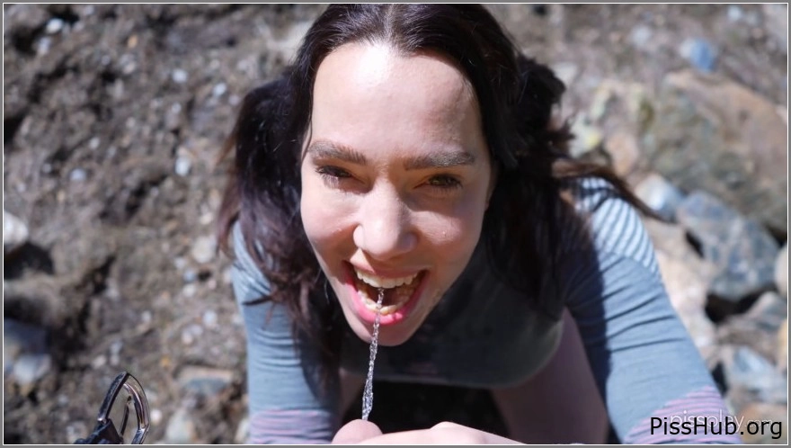Wet Foot Tease - Piss games in the snow, Pisswhore, MPEG-4 (521 MB | 2025) (juicy release)