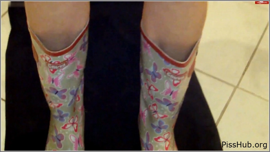 Must Pee - rubber boots full of piss, Luna-Light, MPEG-4 (89.0 MB | 2025) (stream love)