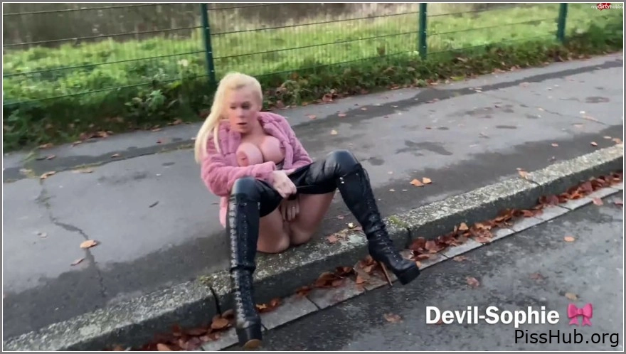 Dirty Pee Pressure - Street Flooding With Plump Latex Ass Come And Lick Me Clean, MPEG-4 (168 MB | 2025) (accidental wetting bdsm)