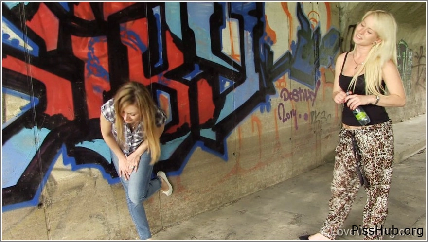 She Pees Public - Luca Bella, Fucking Padlock, MPEG-4 (758 MB | 2025) (wild pee scene)