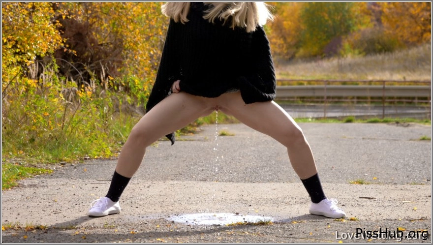 She Needs to Go - Pissing scene 9, Katis, 2025 soothing pee release