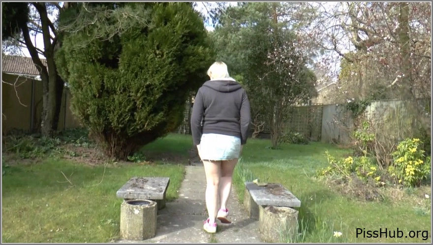 Girl Just Couldn’t - Blonde Milf Takes A Piss In Public, Uk Amature, 2025 pee point