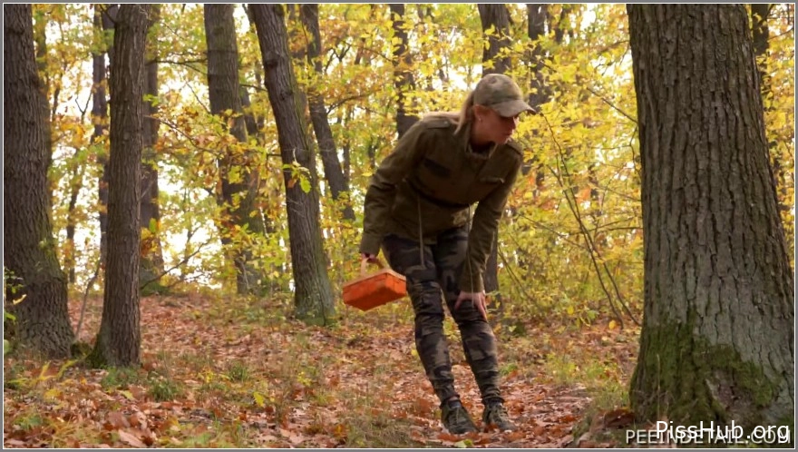 Her Piss is Gold - Mushroom Pickers, Alena Valkova, Lenka Vyskocilova, 2025 pee buzz