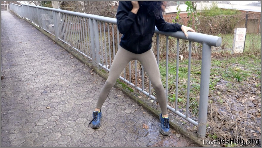 Mitzi - Public wetting pissing 2025, MPEG-4, 629 MB