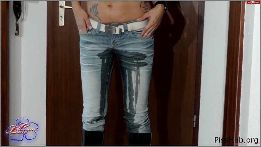 LinaLenz - Jeans piss in the hallway in rubber boots 2025, MPEG-4, 24.6 MB