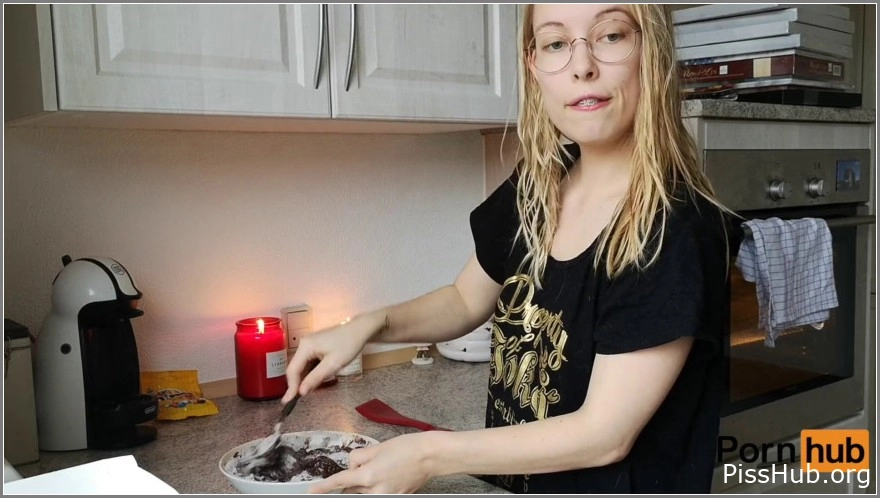Piss Play - Baking A Real Pee Cake, Miss Jenni P, MPEG-4 (1.48 GB | 2025) (pee lift)