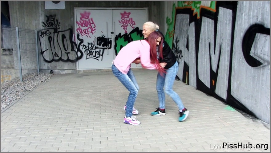 Real Wetness - Vanessa, Trip To The Airport, MPEG-4 (618 MB | 2025) (piss wet)