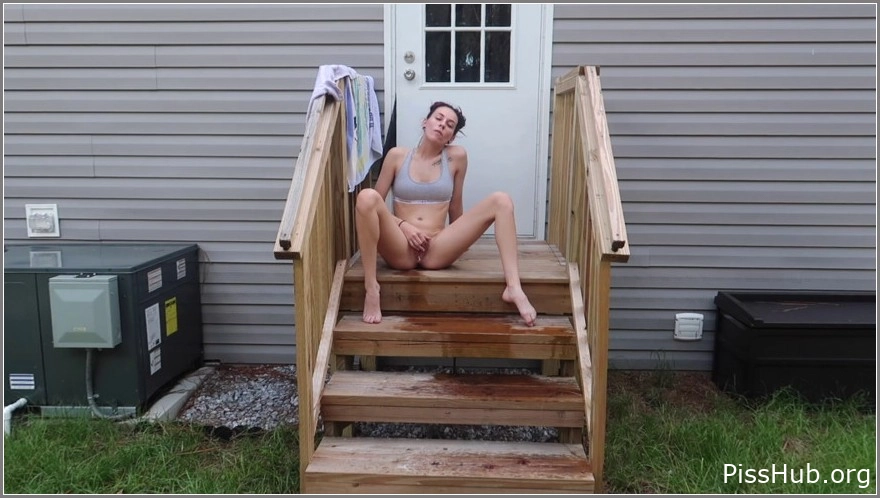 Liz Raw - Public Peeing Outside 2025, MPEG-4, 770 MB