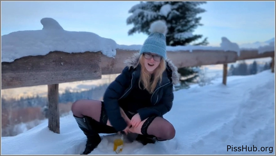 Girl in Toilet - Piss & Drink! Ski Water On Da Oim! Do You Like A Sip?, Mia Adler, MPEG-4 (65.9 MB | 2025) (pee feast)