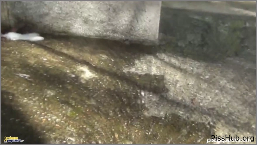 Girl’s Wet Rush - Wets The Pavement, City Ladies, MPEG-4 (251 MB | 2025) (rare urine act)