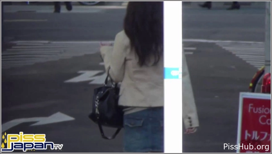 Wet Balcony Scene - Rushing To The Pisser 4, MPEG-4 (297 MB | 2025) (bladder beat shine)