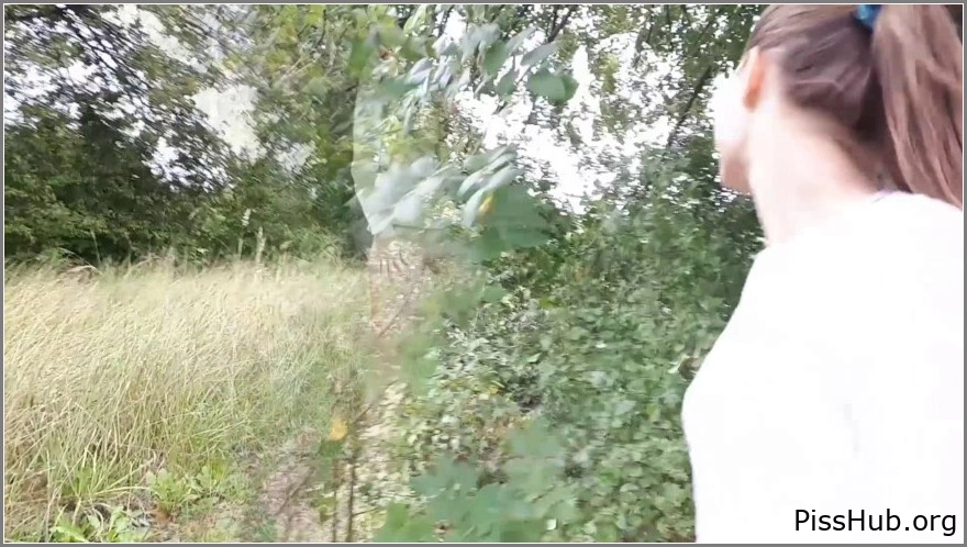 Full Bladder Pornstar - Beautiful Woman Pisses In Nature, Cumillafucker, MPEG-4 (170 MB | 2025) (calm pee vibe)