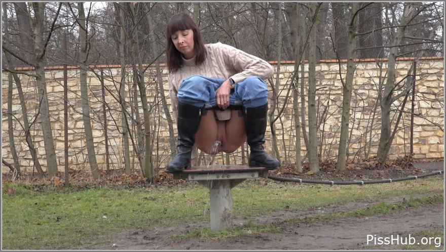 Joana Intense - Powerful stream of pee in a Park 2025, MPEG-4, 124 MB