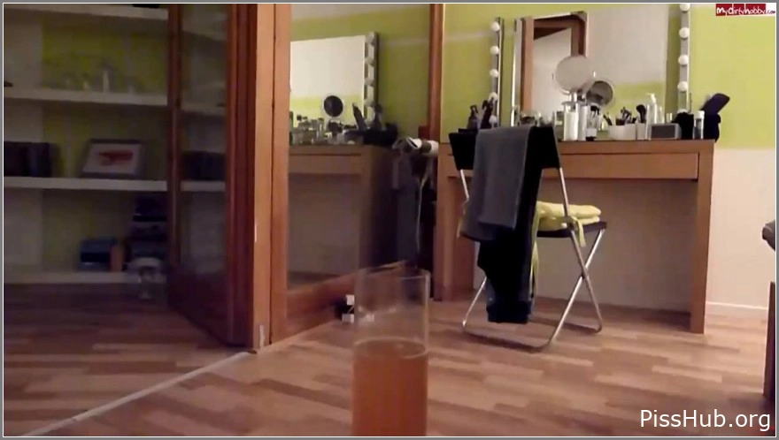 ViktoriaGoo - Extreme Piss 20 loads in 1 vase – all mine. 2025, MPEG-4, 61.1 MB