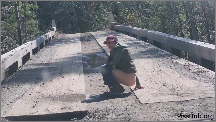 She Pours It Out - Pissing Scene 2, Rebecca Black, MPEG-4 (65.0 MB | 2025) (raw piss)