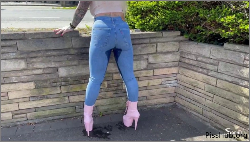 Devil Sophie - Horny Wet In The Jeans In Front Of The Street Office 2025, MPEG-4, 57.6 MB